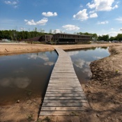 Opmerkelijk van het nieuwe onderkomen is de waterrijke, voor kinderen avontuurlijke, omgeving.