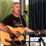 Mart Heijmans speelt naast de baskant van de trekzak ook gitaar.