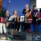 Een deel van Catis groep zet de trekzak in voor de percussie.