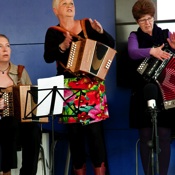 Een deel van Catis groep zet de trekzak in voor de percussie.