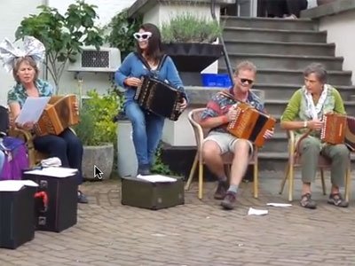 De groep van Cati Plana. Vanwege het zilveren jubileum hadden veel mensen zich met zilverpapier uitgedost.