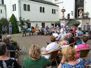 Het bordes biedt een prima mogelijkheid tot presentaties in de open lucht.