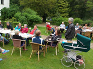 Ondanks het gure weer op donderdag kon je al meteen veel mensen in de tuin aantreffen.