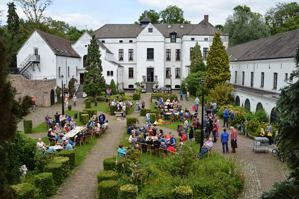 Uitzicht op de binnenplaats vanuit de kamer boven de poort.