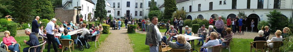 Vrijdag en zaterdag was het tijdens de pauzes goed toeven in de binnentuin van Kasteel De Berckt.