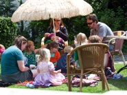 Youngsters, lunchend op het gras.