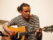 De gitarist van de groep van Remco.