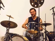 De drummer van de groep van Remco.