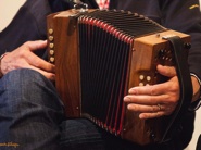 Frank op een Karel van der Leeuw harmonica.