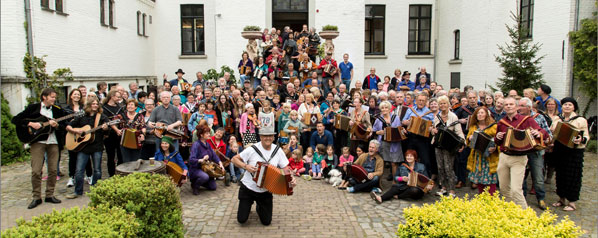 Alle deelnemers en vrijwilligers vastgelegd voor een van de hoofdingangen van het kasteel.