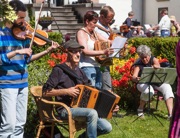 Dansen op de muziek van Brunzit uit Catiloni.