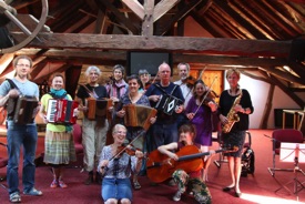 Jan Budweis is een trouwe docent uit Berlijn. Hij had de gemengde groep (qua muziekinstrumenten) onder zijn hoede met een uiteenlopend repertoire.