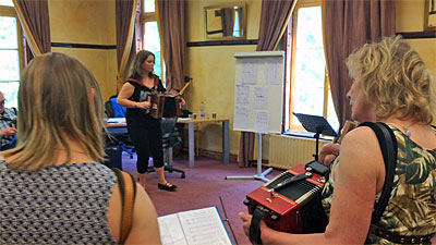 De groep van Ingunn Bjrgo neemt het Accordeon Kasteel nog even door.