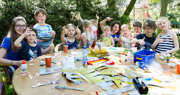 De Kindergroep aan het knutselen.