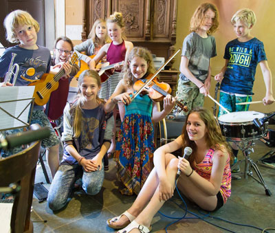 De kindermuziekgroep onder leiding van Stefan van den Berg