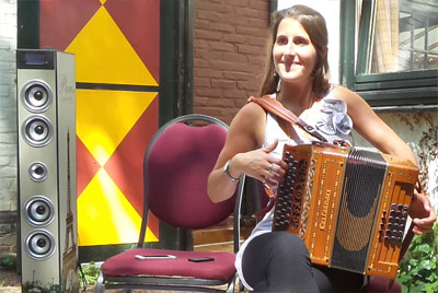 Gaelle speelt in, samen met haar onafscheidelijke karaoke-bar.