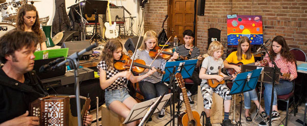 Een van de multi-instrumentale groepen is de oudere kindergroep onder (bezielende) leiding van Auke Eringa.