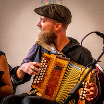 Loc Etienne was er dit jaar voor het eerst. Hij speelt op dit fraaie drierijige kastje muziek uit de Auvergne. 