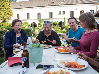 Ja. Gegeten moet er natuurlijk ook. En de nasi laat iedereen zich op zaterdag met plezier smaken. Rechts geluidsman Richard van Dorland met zijn fiance Hildegard Mandos, die een korte zangworkshop heeft gegeven. Ze heeft een prachtige zangstem met een breed toonbereik.