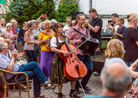 Maar uiteindelijk loopt iedereen mee: het orkest ook!