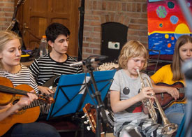 De jongerengroep van Stefan speelt op verschillend instrumenten.