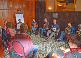 Loc Etienne heeft zijn workshop in een vertrek in stijl.