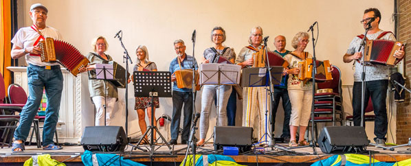 Victor Pedrol (rechts) en Eduard Bekker (links) flankeren de workshop-presentatie Traditonele Catalaanse Muziek.